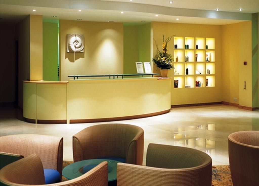 Regency Park Hotel, Health Club & Spa Thatcham Interior photo